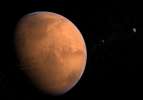 Mars met zijn manen Phobos en Deimos.